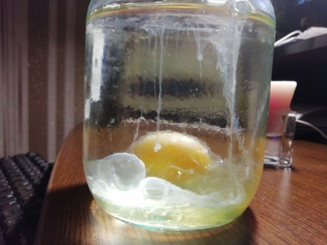 Яйцо в воде на ночь в изголовье расшифровка с фото